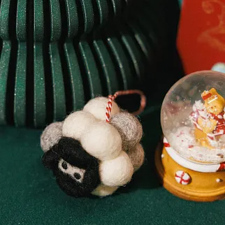 Игрушка на елку из шерсти Овечка