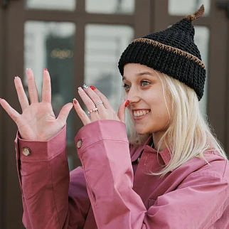 Шапка CHECK YA HEAD с хвостиком черная 26224/1