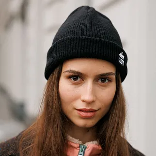 Шапка Kusto SHORT черная с вышивкой