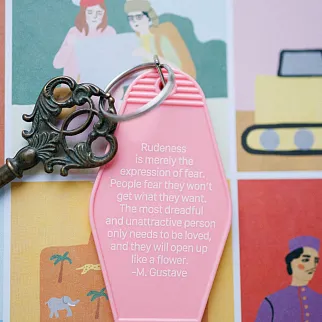 Брелок на ключи Friend Function Отель Гранд Будапешт розовый