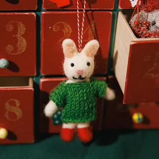 Игрушка на елку из шерсти Заяц в зеленом свитере