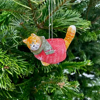 Ватная елочная игрушка - Котик в красном свитере