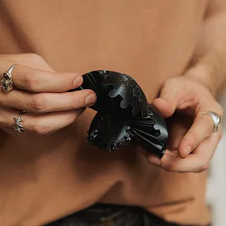 Неведомая штука круглая зубчатая черная