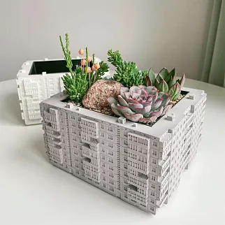 Бетонное квадратное кашпо в виде панельки серое