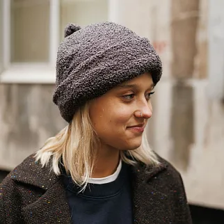 Однотонная шапка с помпоном Friend Function барашковая графитовая