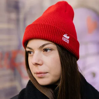 Шапка Kusto One красная с вышивкой
