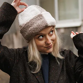 Двухцветная шапка с помпоном Friend Function барашковая бежево-серая