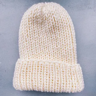Вязаная шапка KUKA белая