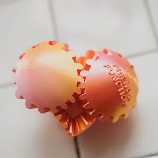 Неведомая штука круглая зубчатая розово-оранжевая