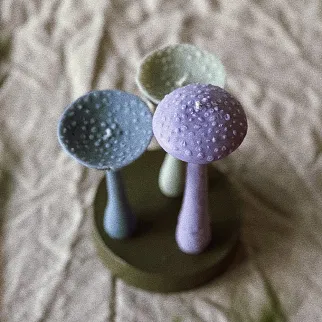 Ароматическая свеча Unification Love Гриб шляпкой вниз лиловый