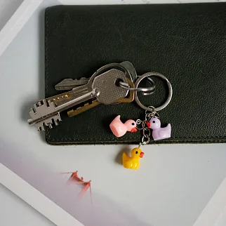 Брелок с тремя утками разноцветными