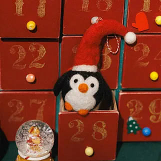 Игрушка на елку из шерсти Пингвин в длинном колпаке