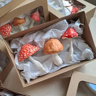 Набор елочных игрушек: мухомор с острой шляпкой, белый гриб, мухомор обычный