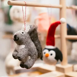 Игрушка на елку из шерсти Белка