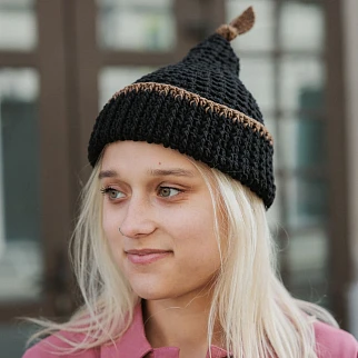 Шапка CHECK YA HEAD с хвостиком черная 26224/1