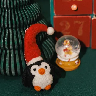 Игрушка на елку из шерсти Пингвин в длинном колпаке