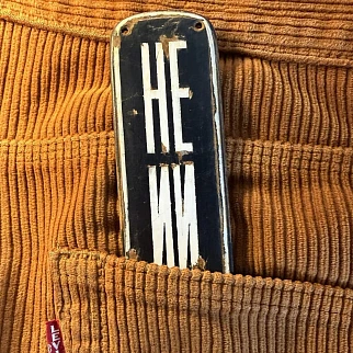 Арт объект - табличка НЕ ИИ - ржавая и настоящая черная