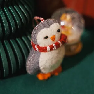 Игрушка на елку из шерсти Пингвин в полосатом шарфике