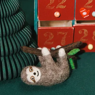 Игрушка на елку из шерсти Ленивец