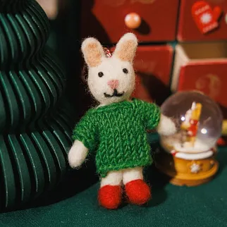 Игрушка на елку из шерсти Заяц в зеленом свитере