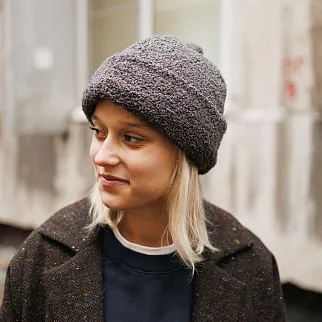 Однотонная шапка с помпоном Friend Function барашковая графитовая