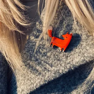 Деревянная брошка Пухлая лиса