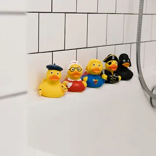 Утка Супервумен