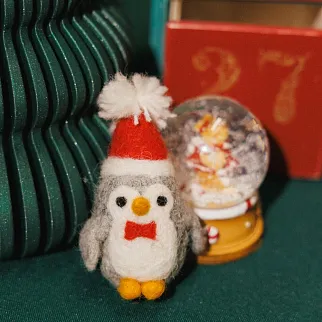 Игрушка на елку из шерсти Пингвин с бабочкой