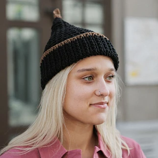 Шапка CHECK YA HEAD с хвостиком черная 26224/1