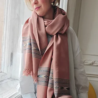Большой шерстяной шарф Dusty Pink Folk