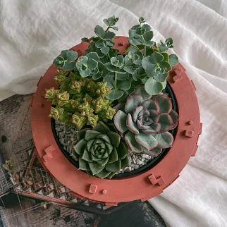 Бетонное кашпо в виде панельки кирпичное