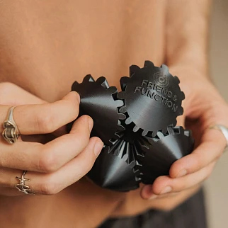 Неведомая штука круглая зубчатая черная