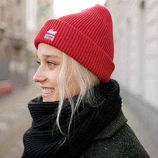 Шапка Kusto Pin красная с вышивкой