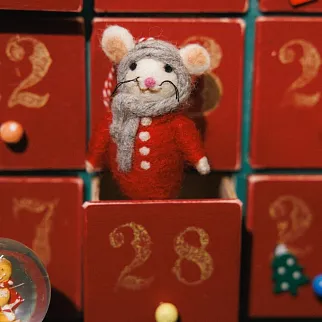 Игрушка на елку из шерсти Мышка в красном кардигане