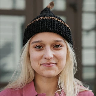 Шапка CHECK YA HEAD с хвостиком черная 26224/1