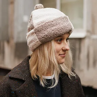 Двухцветная шапка с помпоном Friend Function барашковая бежево-серая