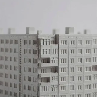 Бетонное квадратное кашпо в виде панельки белое