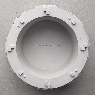 Бетонное кашпо в виде панельки серое