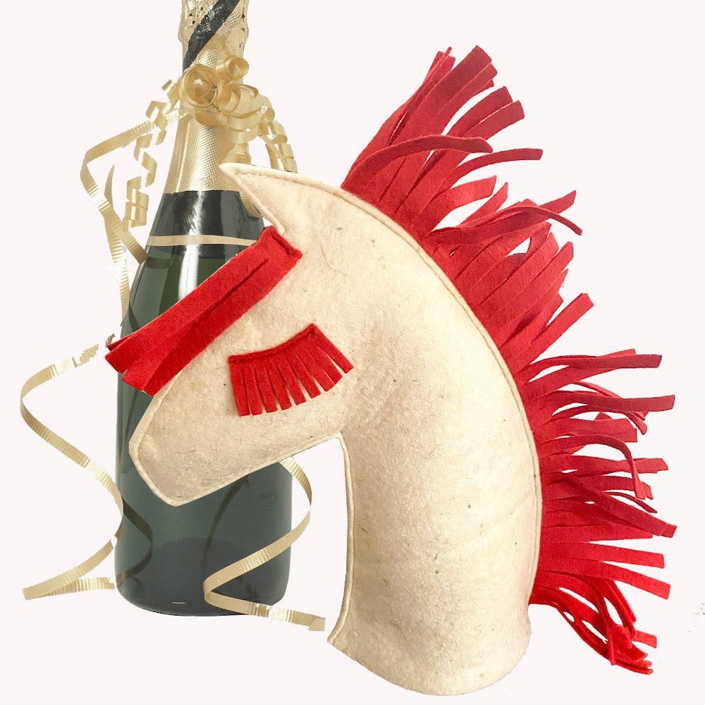 Чехол на бутылку на праздничный стол в виде лошадки - фото 2