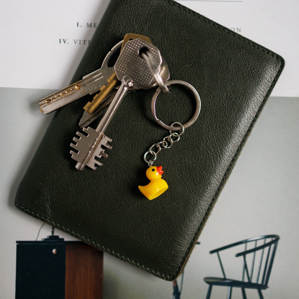 Брелок с уткой желтой - фото 1