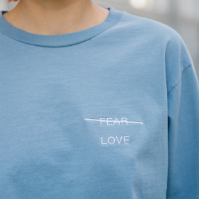 Лонгслив Akomplice Love Over Fear Embroidered Clear Blue