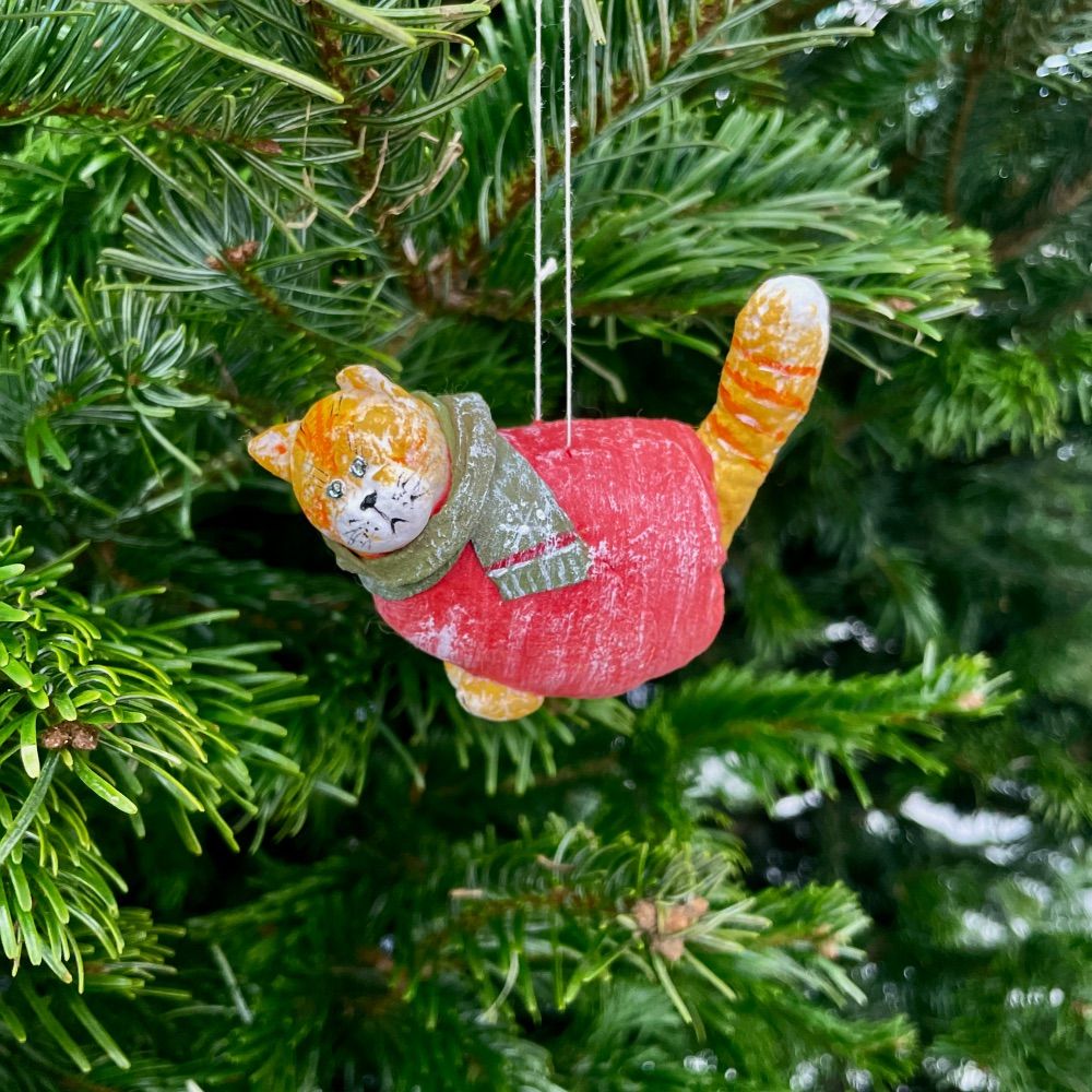 Ватная елочная игрушка - Котик в красном свитере