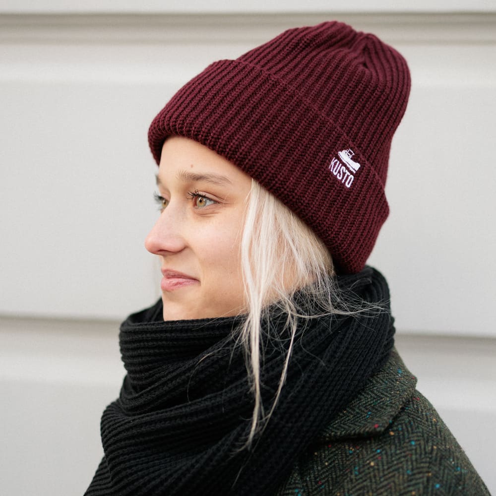 Шапка Kusto Heat бордовая с вышивкой