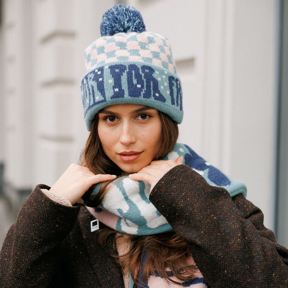 Шапка с помпоном Friend Function Mas Amor Por Favor - фото 9