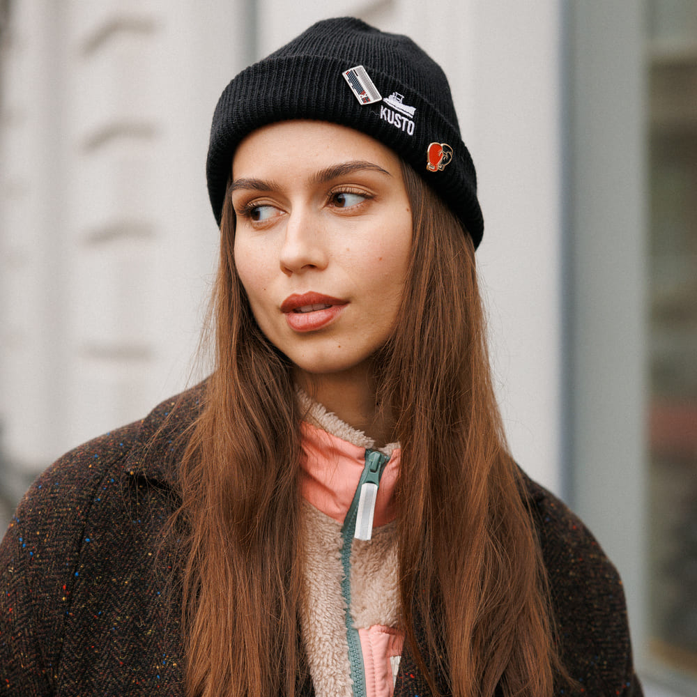 Шапка Kusto SHORT черная с вышивкой - фото 3