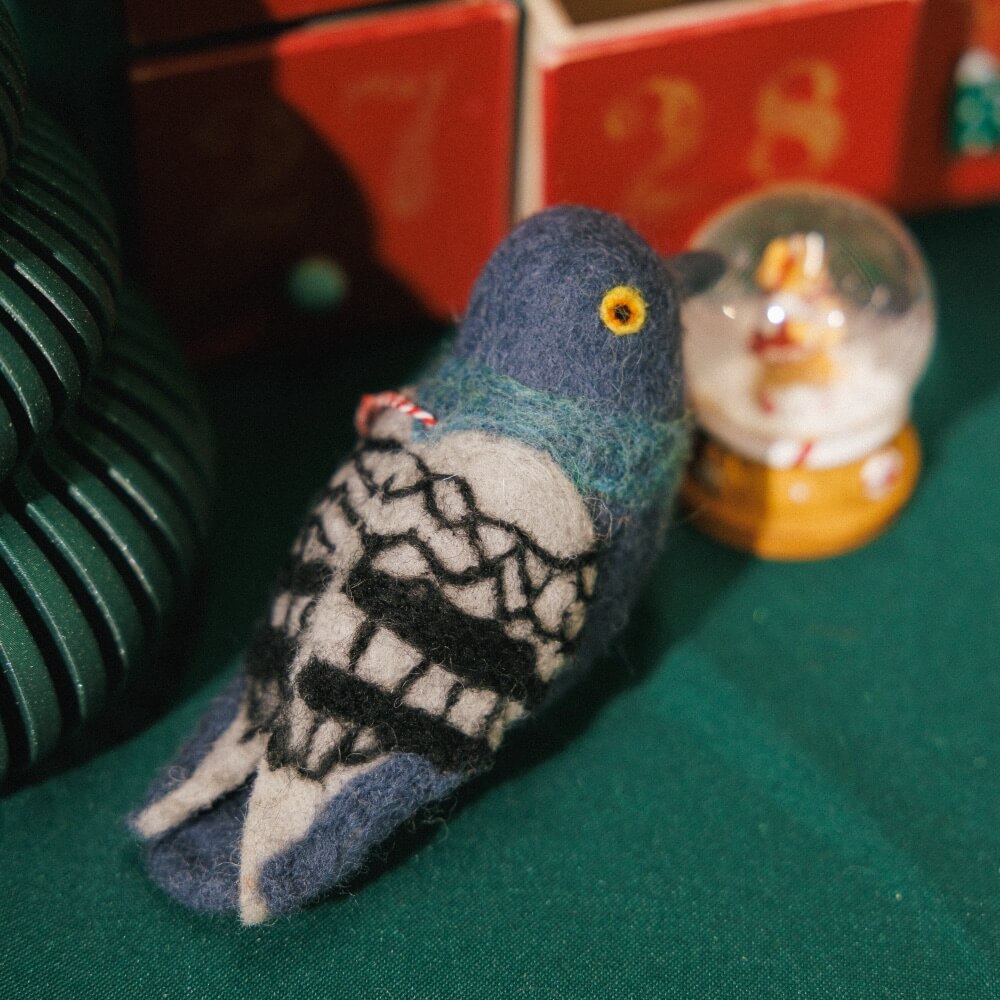 Игрушка на елку из шерсти Голубь - фото 1