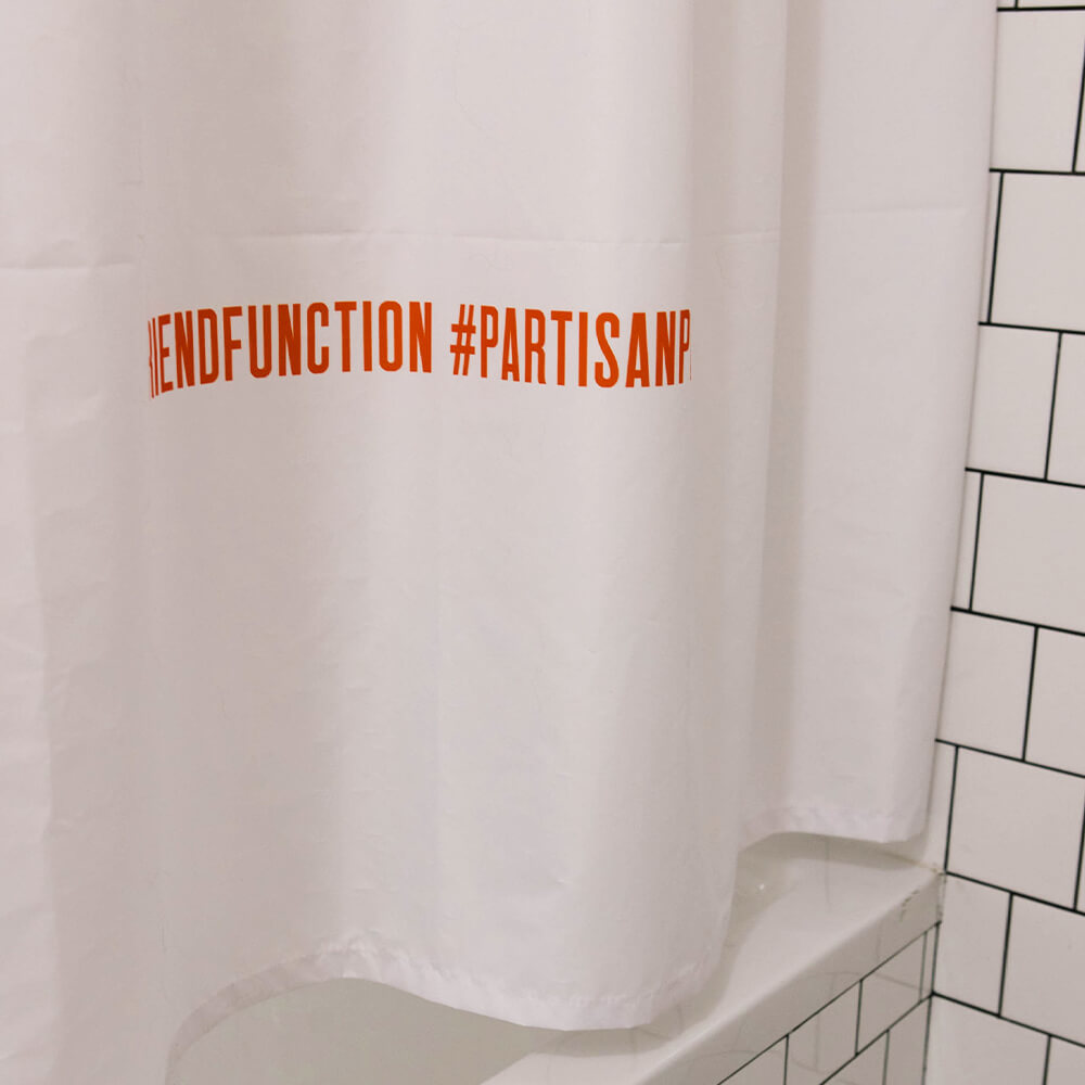 Шторка для ванной Friend Function X Partisan Press «Не надо париться» - фото 4
