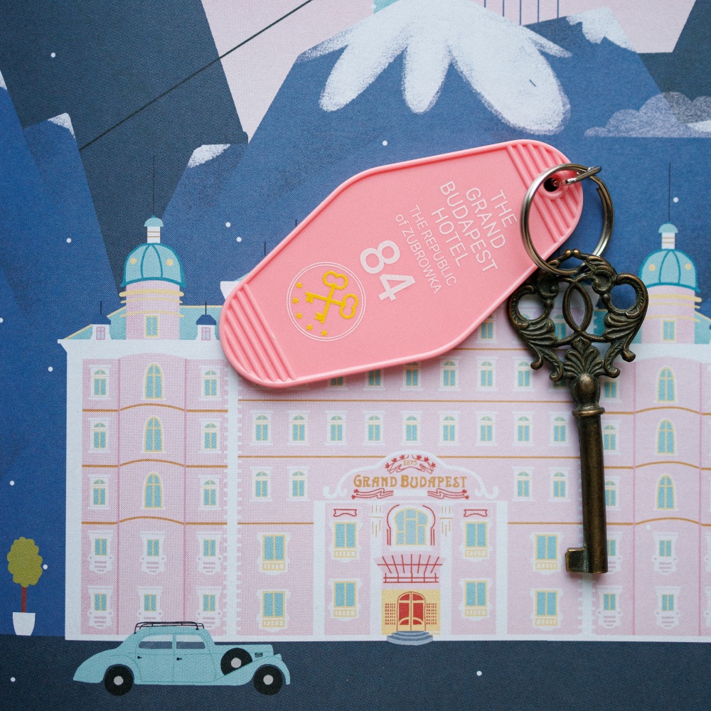 Брелок на ключи Friend Function Отель Гранд Будапешт розовый - фото 3