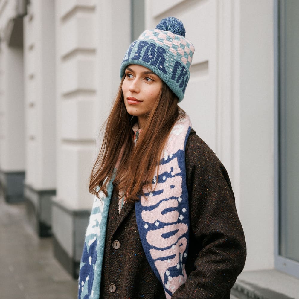 Шапка с помпоном Friend Function Mas Amor Por Favor - фото 8