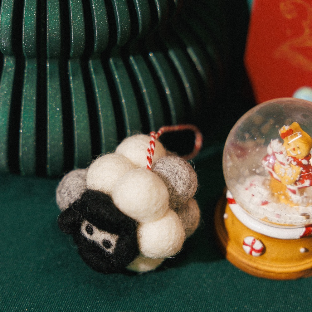 Игрушка на елку из шерсти Овечка - фото 2